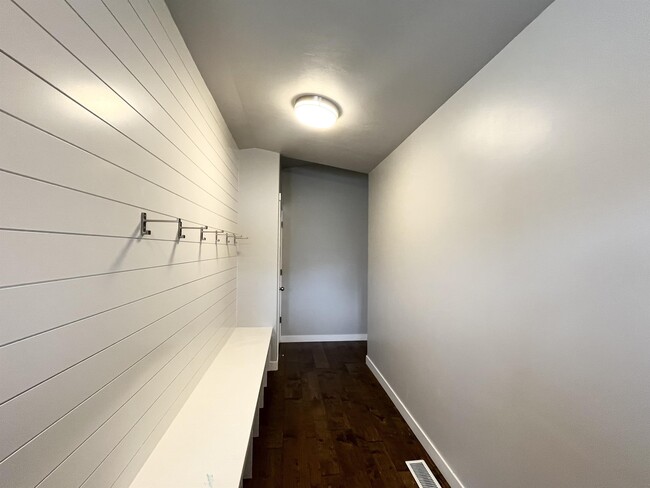 Building Photo - 621 Koins Way