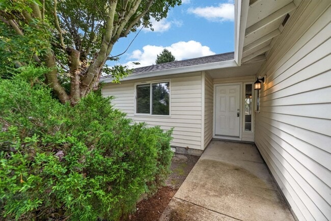 Building Photo - Spacious Single-Level Living with a Private Fenced Backyard