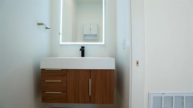 Building Photo - 605 N Idaho Ave