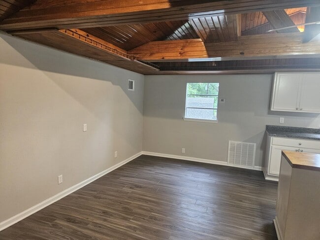 Building Photo - 1305 St Lawrence River Rd