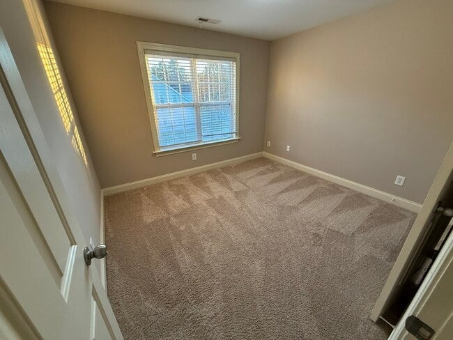 Building Photo - HUGE 5 Bedroom 3 Stroy Home with Fenced in...