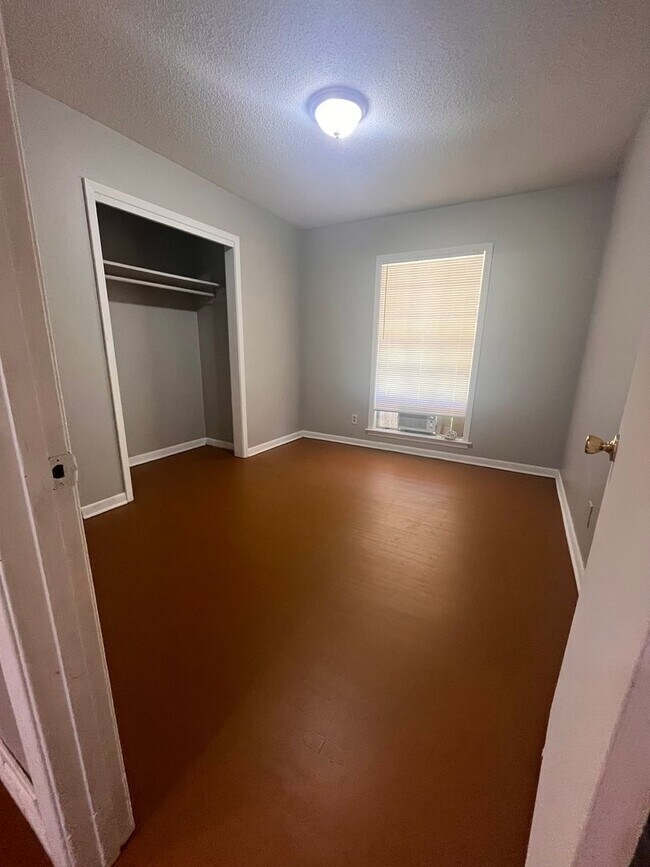 Building Photo - Great Property in quite Neighborhood