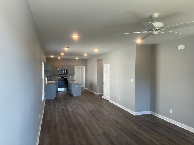 Building Photo - 3 Bed 3 Bath Home