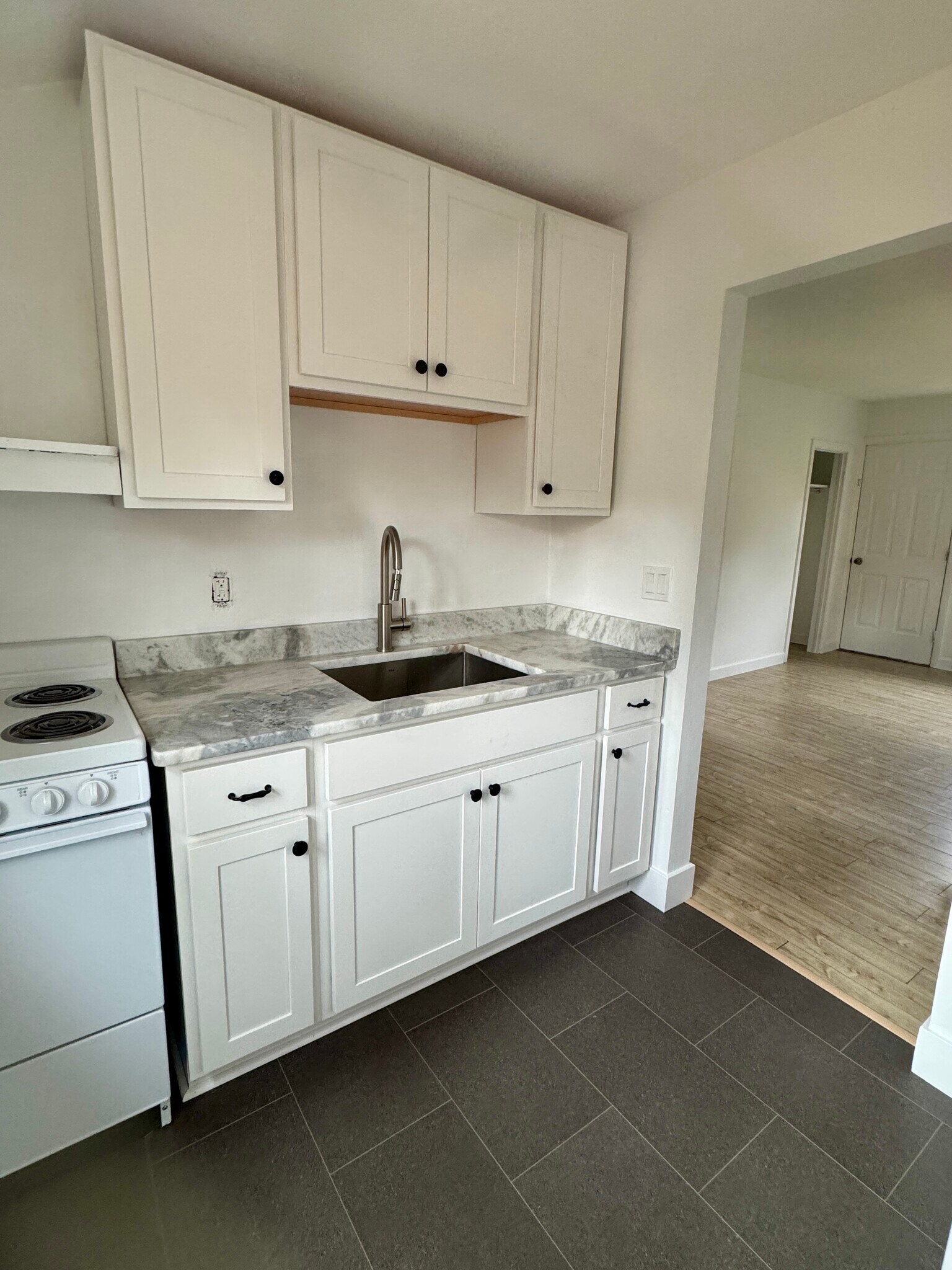 Building Photo - 100 Main St