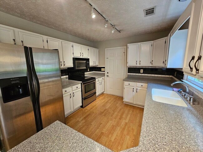 Building Photo - 700 Cirrus Ct