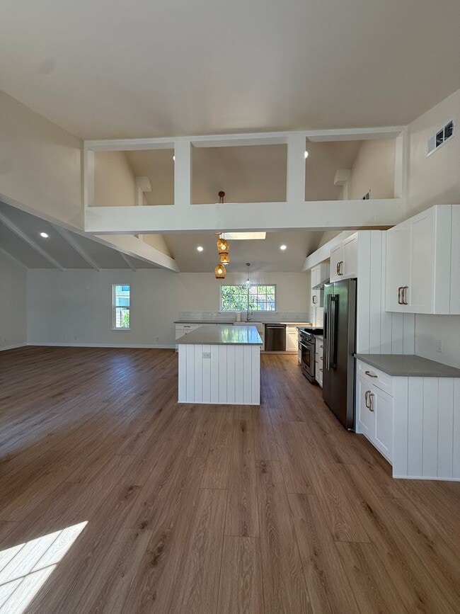 Building Photo - Beautifully Updated Single Story Custom Ho...