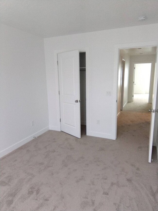 Building Photo - Brand New Townhome!