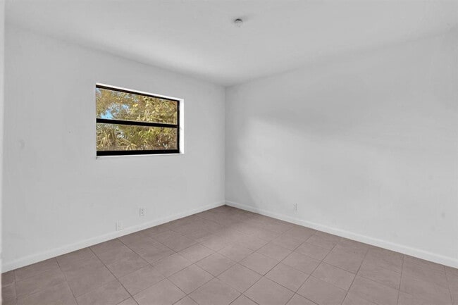 Building Photo - 5748 NW 27th Ct