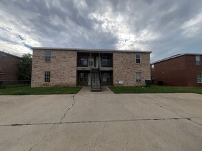 Building Photo - 3303 Toledo Dr