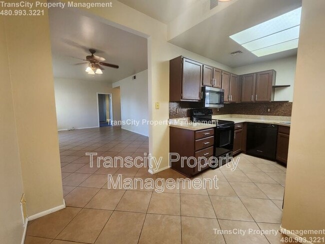 Building Photo - 930 N Mesa Dr