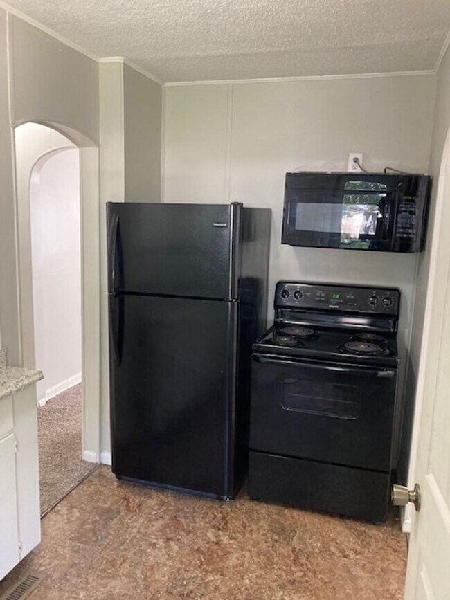 Building Photo - Great 2 Bedroom 1 Bath + 2 Non conforming bedrooms