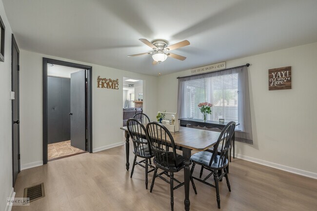 Building Photo - 405 N Bridge St