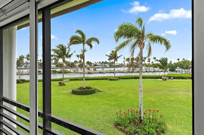 Building Photo - 755 Saturn St