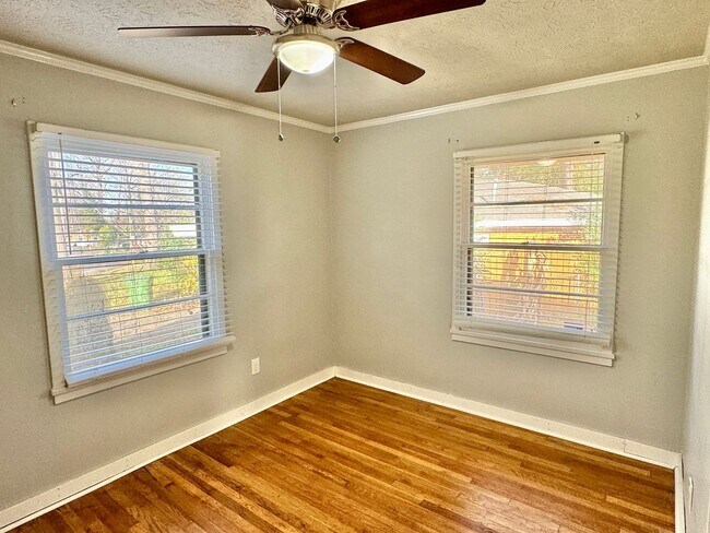 Building Photo - Inviting 3-Bedroom, 1.5-bath