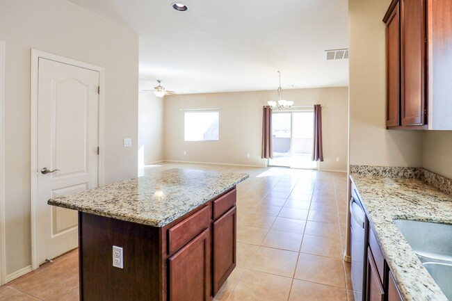 Building Photo - Spacious 4 Bedroom 2 Bath Home in Mesa Vil...