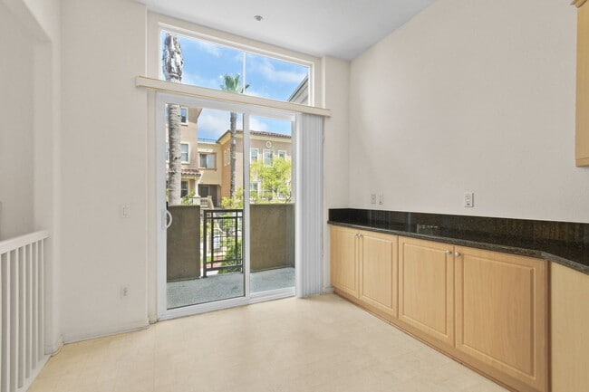 Building Photo - Act Fast: Charming Townhome in Central San...