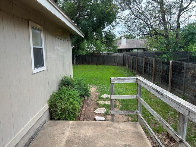 Building Photo - 2114 Lear Ln