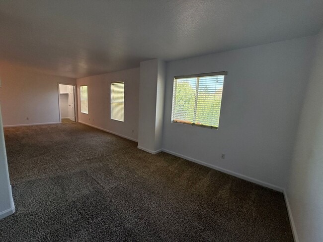 Building Photo - Beautiful Large 4 Bedroom 2.5 Bath Home