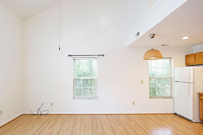 Building Photo - Pet-Friendly End-Unit Ridgecrest Townhome