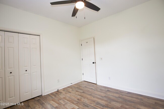 Building Photo - 102 Willow Creek Ln
