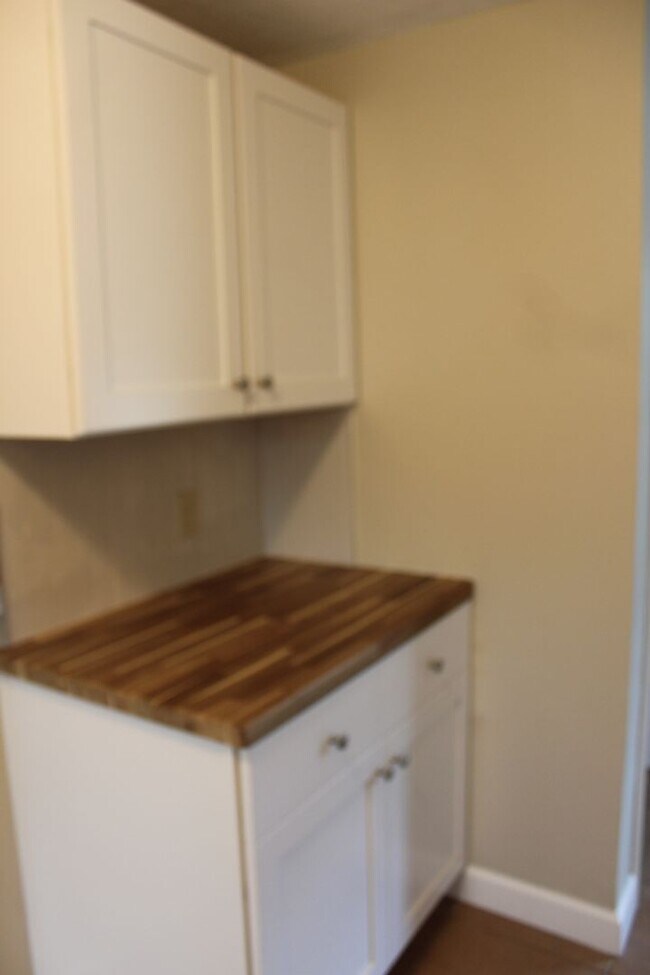 Building Photo - 2 Bedroom 1 Bath Utilities included