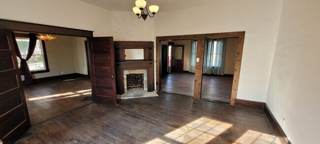 Building Photo - 606 Hillcrest Dr