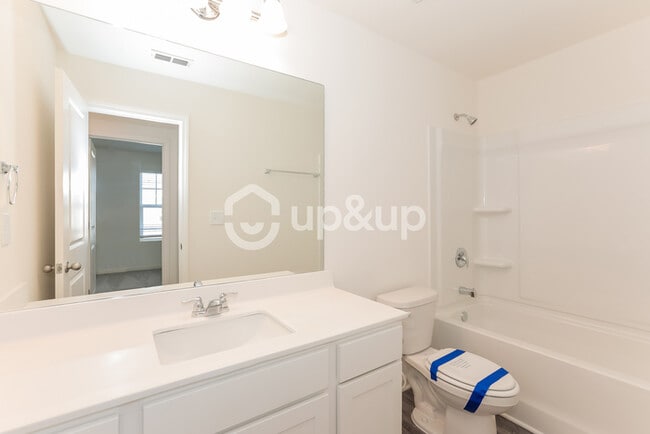 Building Photo - Fantastic 3bd/2.5ba home! Coming soon!