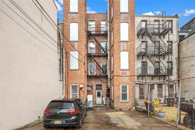 Building Photo - 121 Washington St