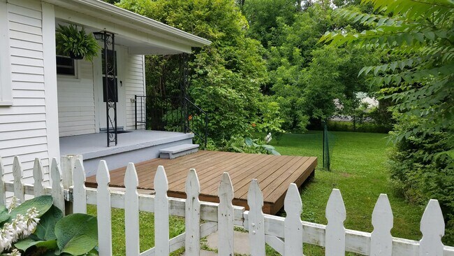 Building Photo - Apartment Available in Village of Liverpool