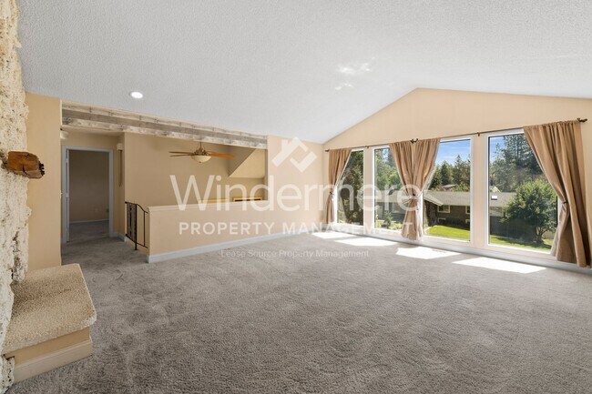 Building Photo - *** HALF OFF FIRST FULL MONTH'S RENT*** 4 ...