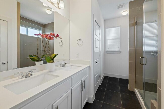 Building Photo - 2313 Capulet St