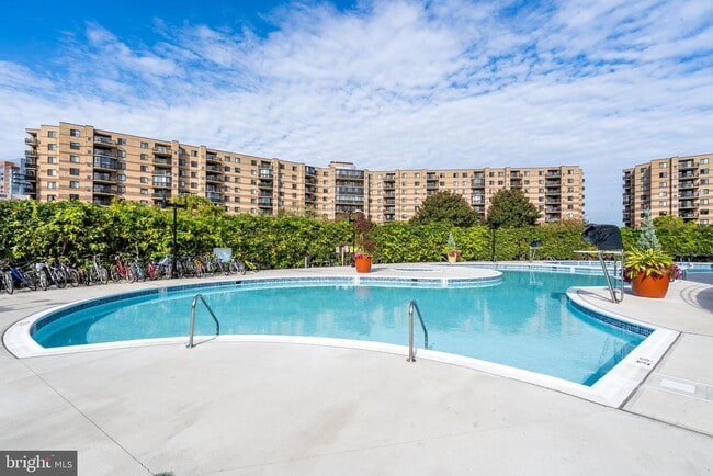 Building Photo - 8370 Greensboro Dr