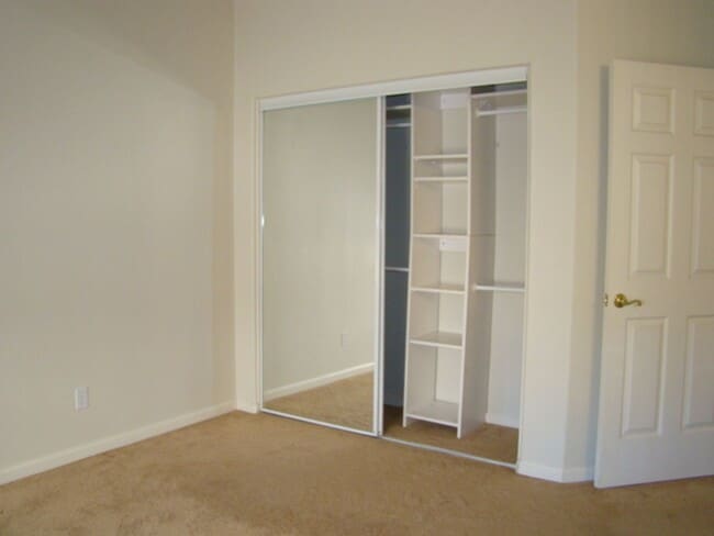 Building Photo - Townhouse 2 bedroom, 2 bath, washer/dryer, refrigerator, 2 car garage, patio