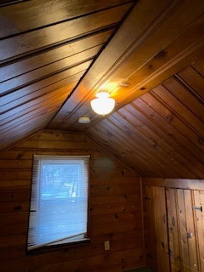 Building Photo - Large 3 BR 2 BA house w beautiful woodwork...