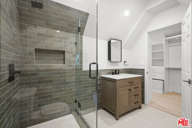 Building Photo - 619 Westmount Dr
