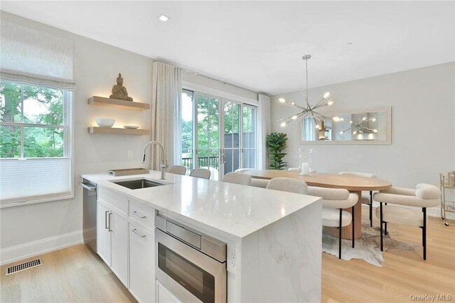 Building Photo - 162 Bedford Rd