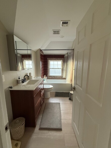 Building Photo - 264 Main St