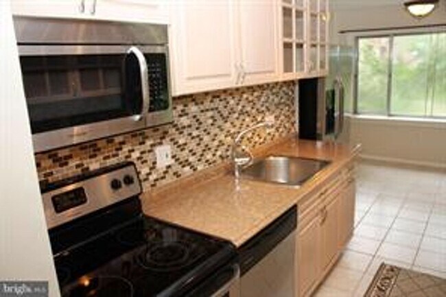 Building Photo - 3 BEDROOM CONDO WITH BALCONY, ALL UTILITIES INCLUDED