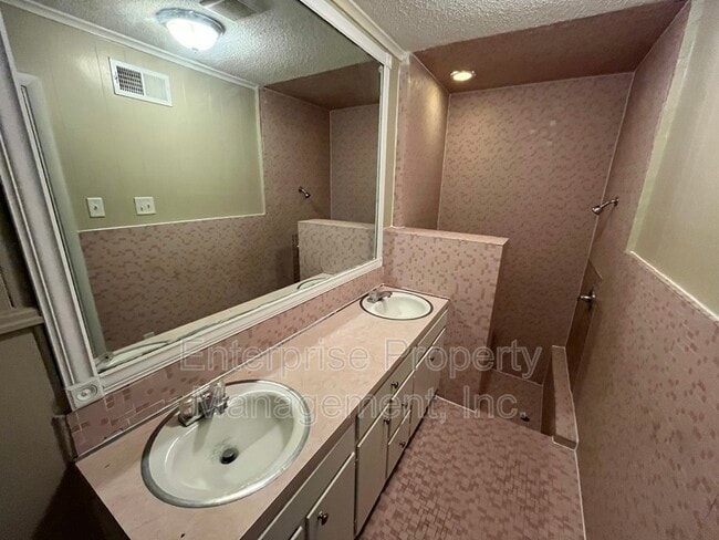 Building Photo - 4450 Tena Dr