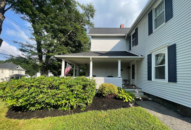 Building Photo - Exceptional 4-Bedroom Home for Rent in Dal...