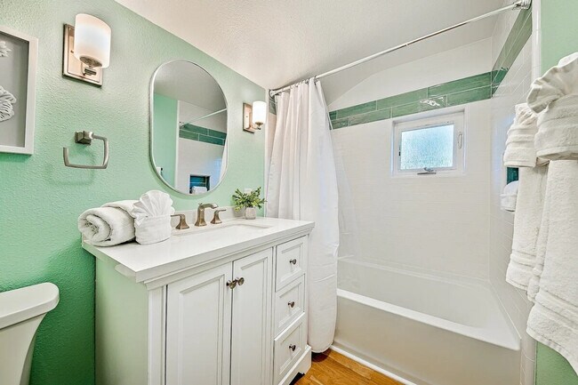 Building Photo - 1185 Tamarack Ave