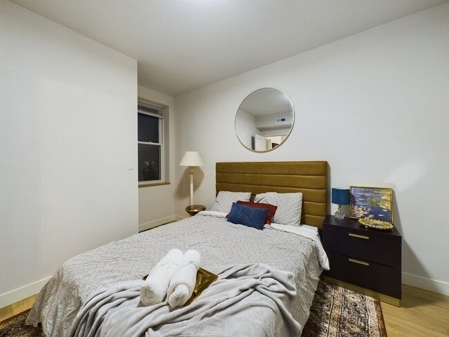 Building Photo - 2437 W Walton St