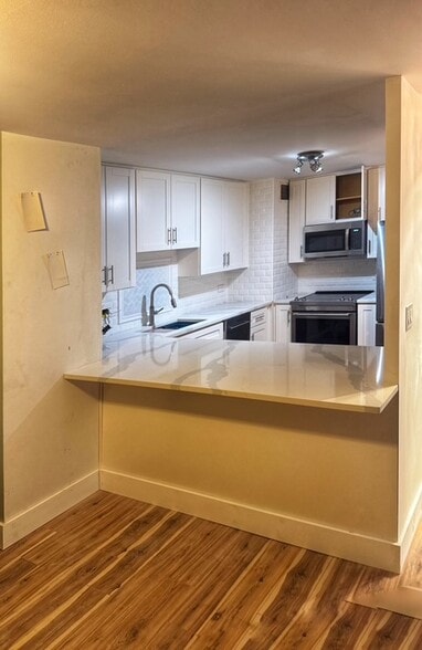 Kitchen bar - 1636 N Wells St