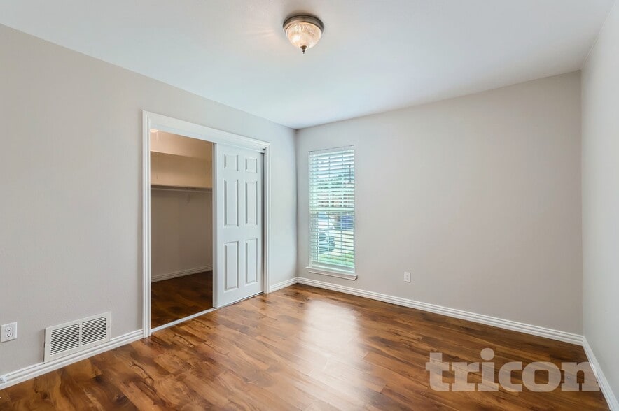 Building Photo - 2113 Tampico Dr