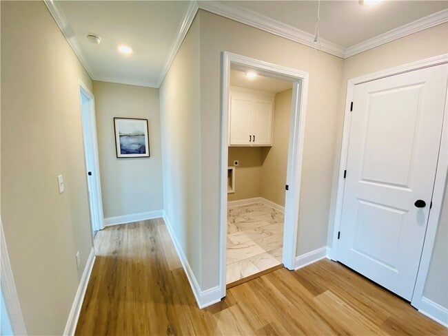 Building Photo - 6960 Diana Cir