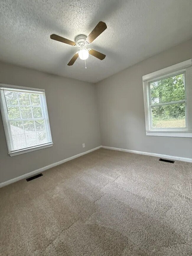 Building Photo - 450 Forrest Ridge Dr NW