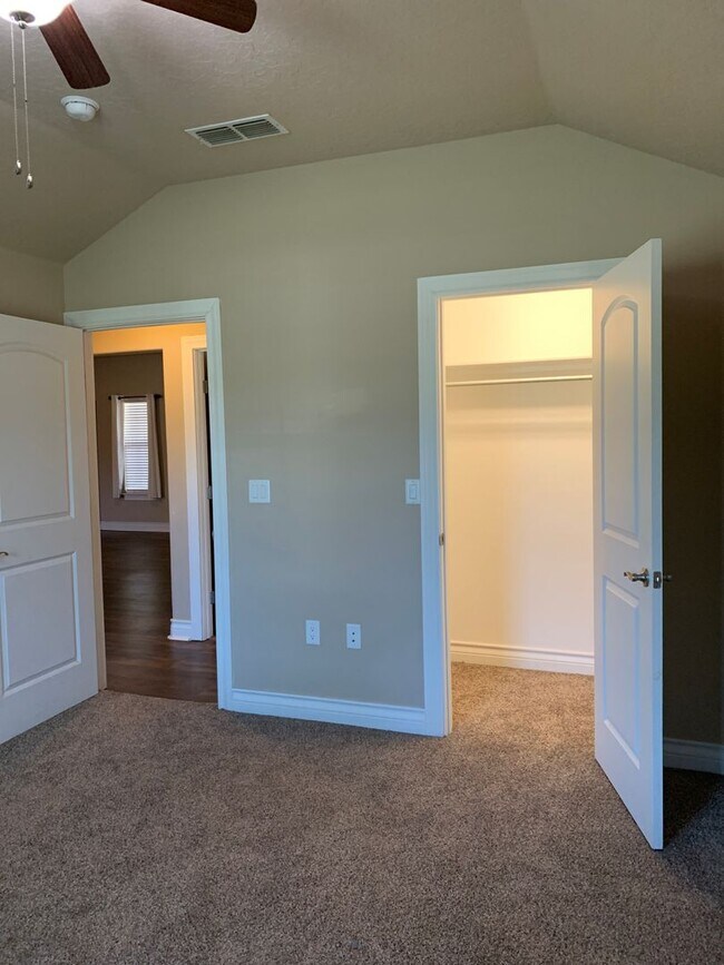 Building Photo - 116 Mariposa Dr