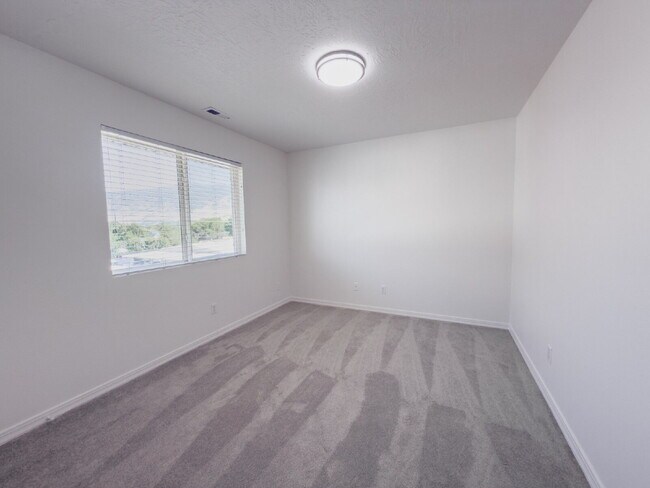 Building Photo - Spacious, NEWLY RENOVATED 3-Bedroom, 2-Bathroom Condo in Bountiful!