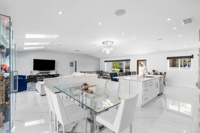 Building Photo - 2813 NE 29th St