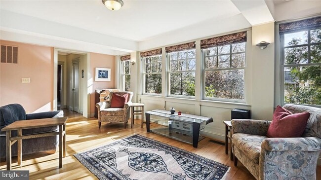 Building Photo - 136 N Irving St